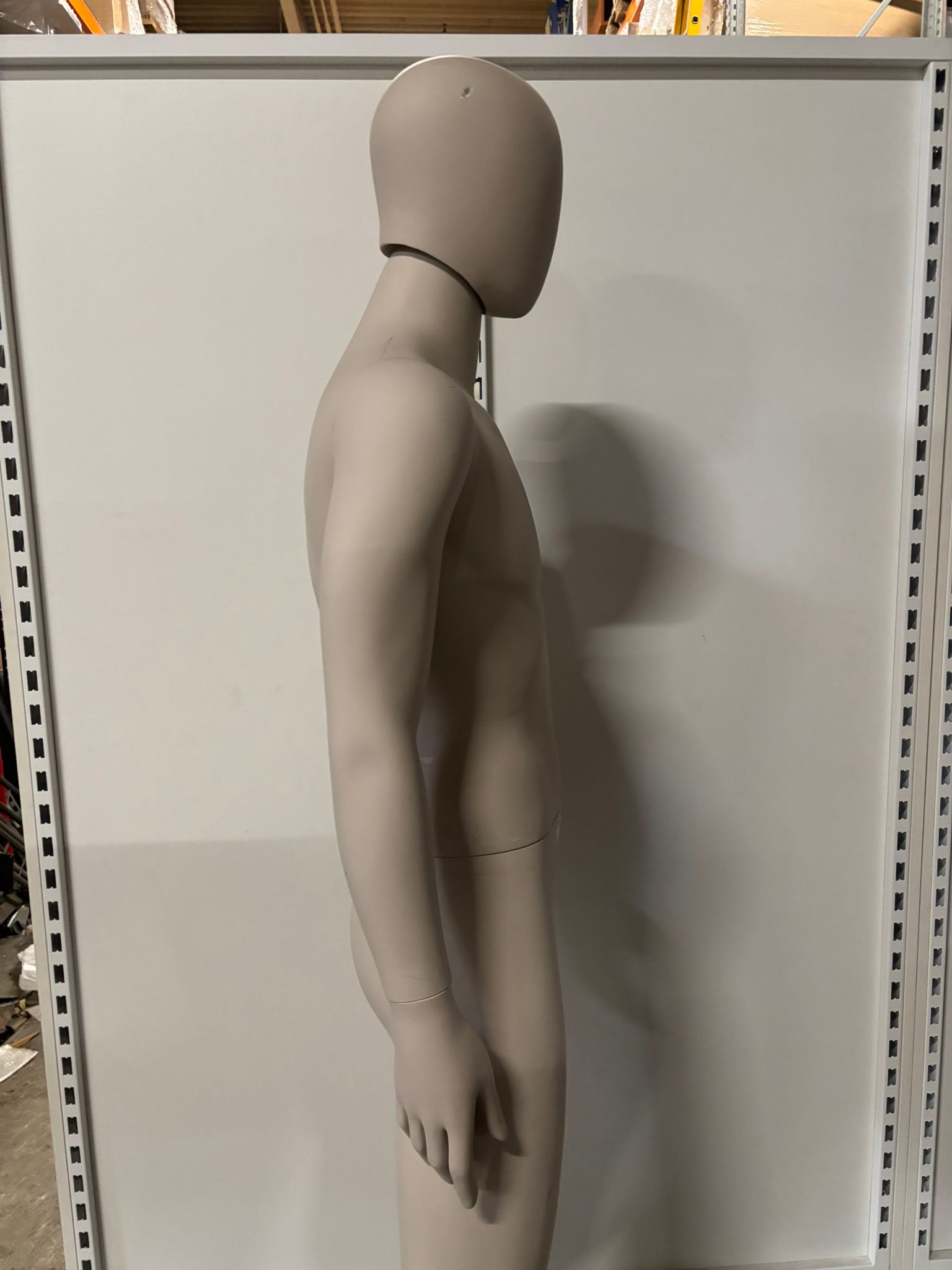 Mannequin homme complet sur socle – Fibre de verre beige mat – H 195 cm