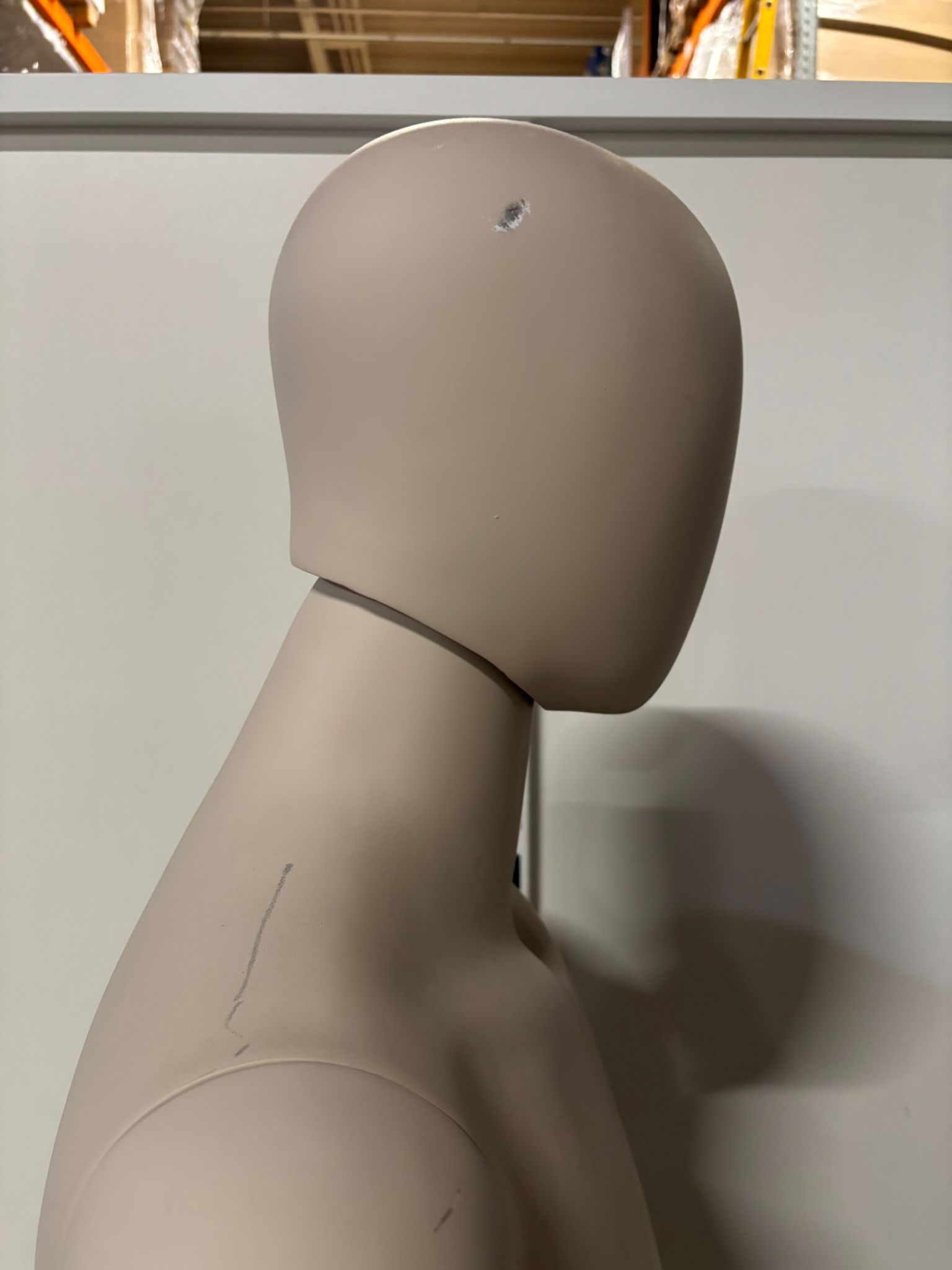 Mannequin homme complet sur socle – Fibre de verre beige mat – H 195 cm