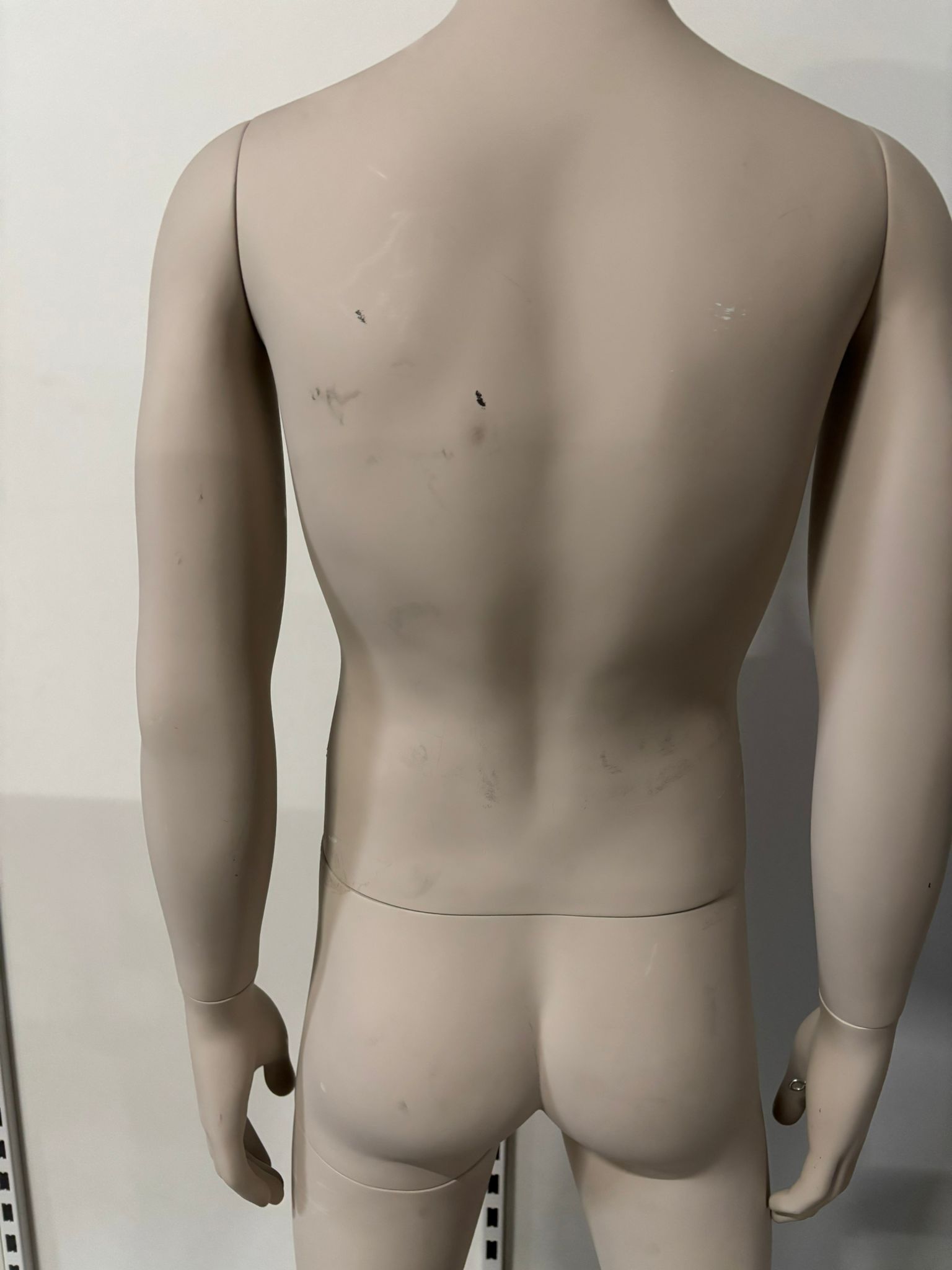 Mannequin homme complet sur socle – Fibre de verre beige mat – H 195 cm
