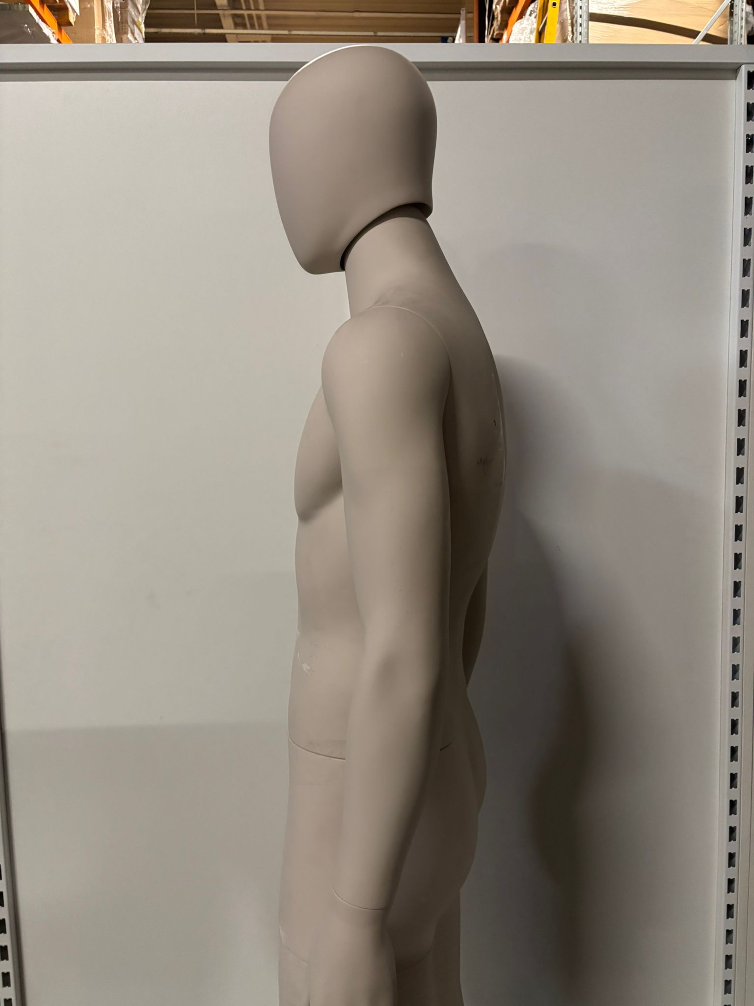 Mannequin homme complet sur socle – Fibre de verre beige mat – H 195 cm