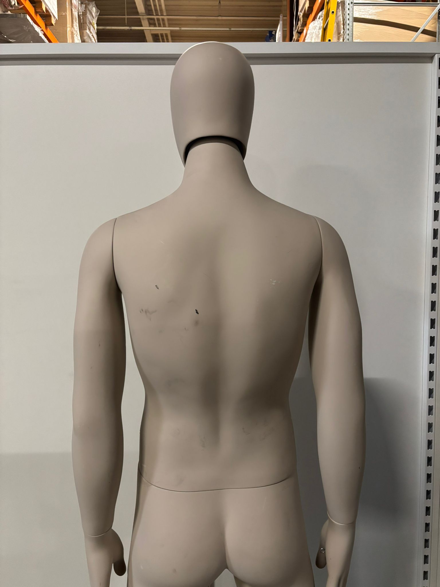 Mannequin homme complet sur socle – Fibre de verre beige mat – H 195 cm