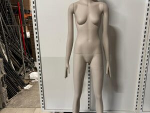 Mannequin femme complet sur socle – Fibre de verre beige mat – H 197 cm