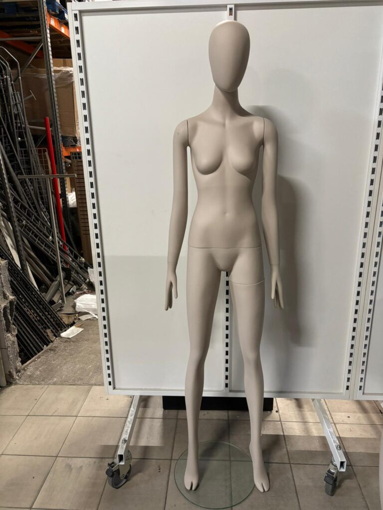 Mannequin femme complet sur socle – Fibre de verre beige mat – H 197 cm