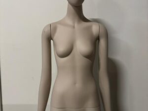 Mannequin femme complet sur socle – Fibre de verre beige mat – H 197 cm