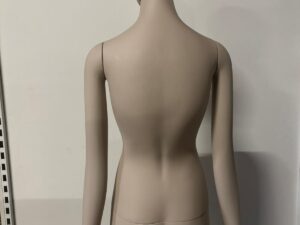 Mannequin femme complet sur socle – Fibre de verre beige mat – H 197 cm