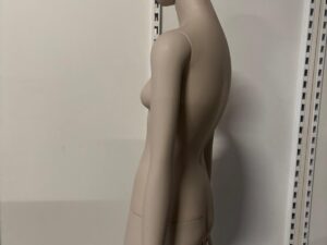 Mannequin femme complet sur socle – Fibre de verre beige mat – H 197 cm