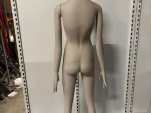 Mannequin femme complet sur socle – Fibre de verre beige mat – H 197 cm
