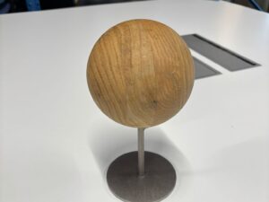 Tête de présentation en bois sur socle – H 25 cm