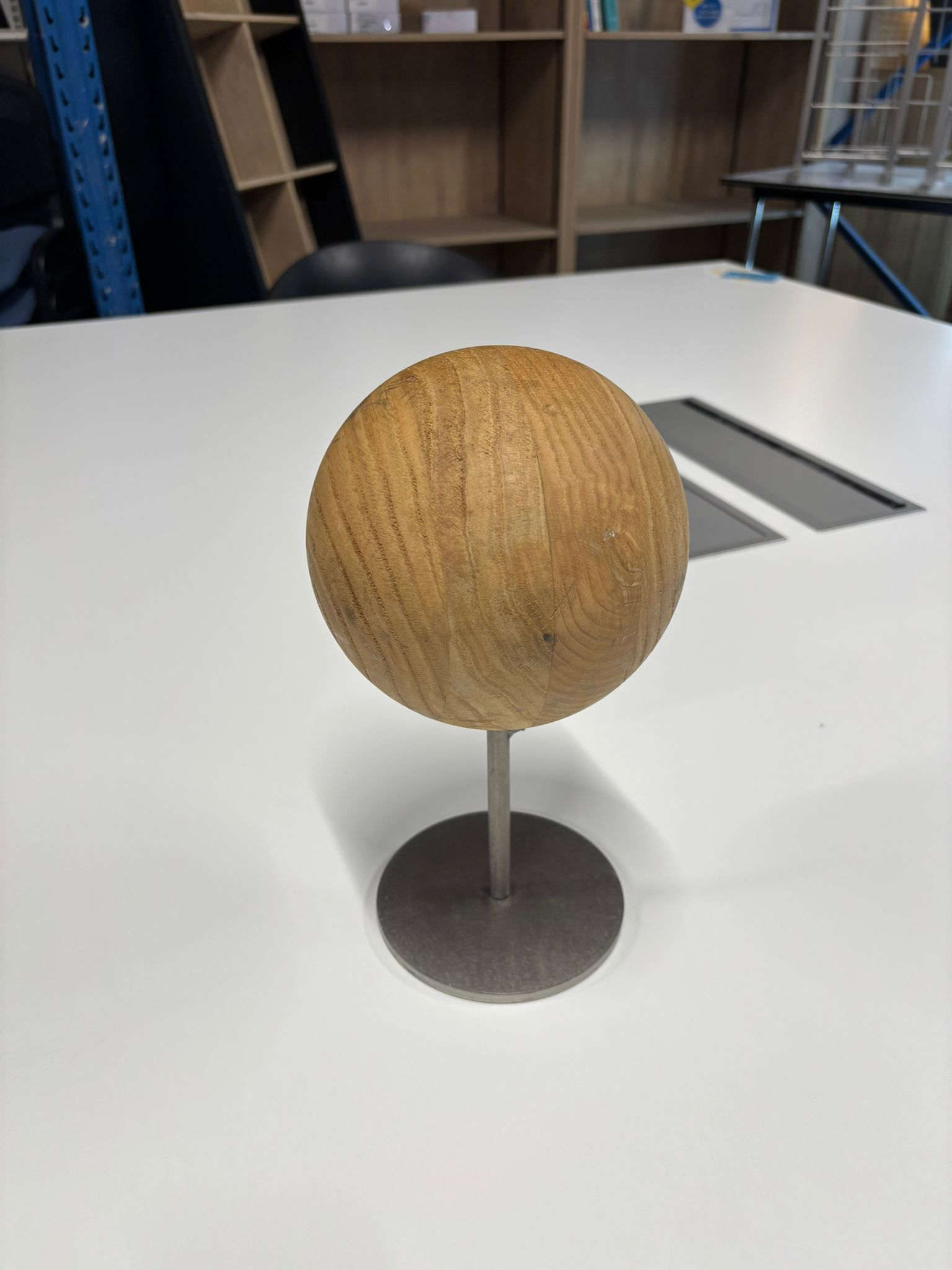 Tête de présentation en bois sur socle – H 25 cm