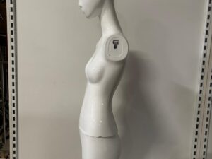 Mannequin femme sur socle – Fibre de verre blanc brillant – H 185 cm