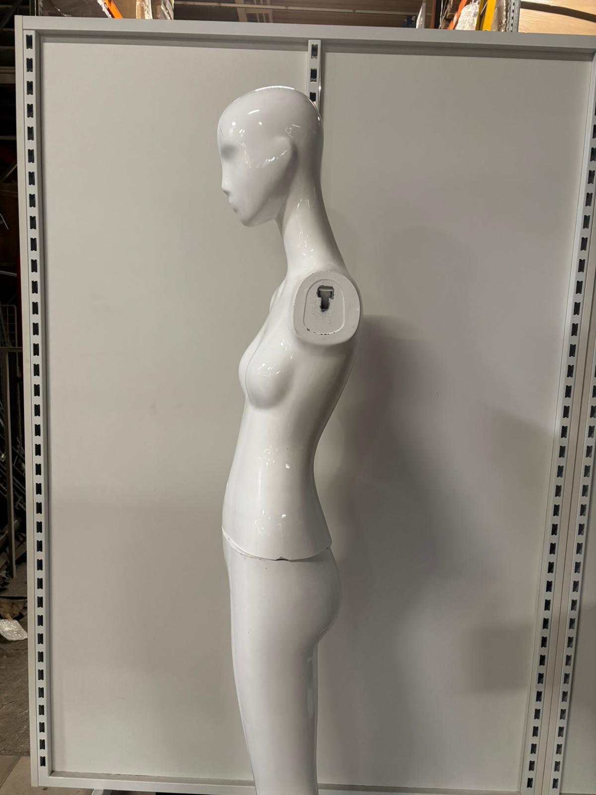 Mannequin femme sur socle – Fibre de verre blanc brillant – H 185 cm