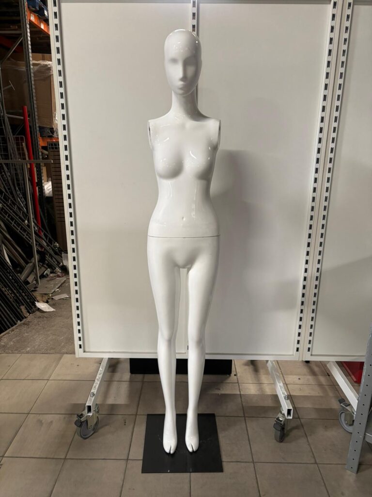 Mannequin femme sur socle – Fibre de verre blanc brillant – H 185 cm