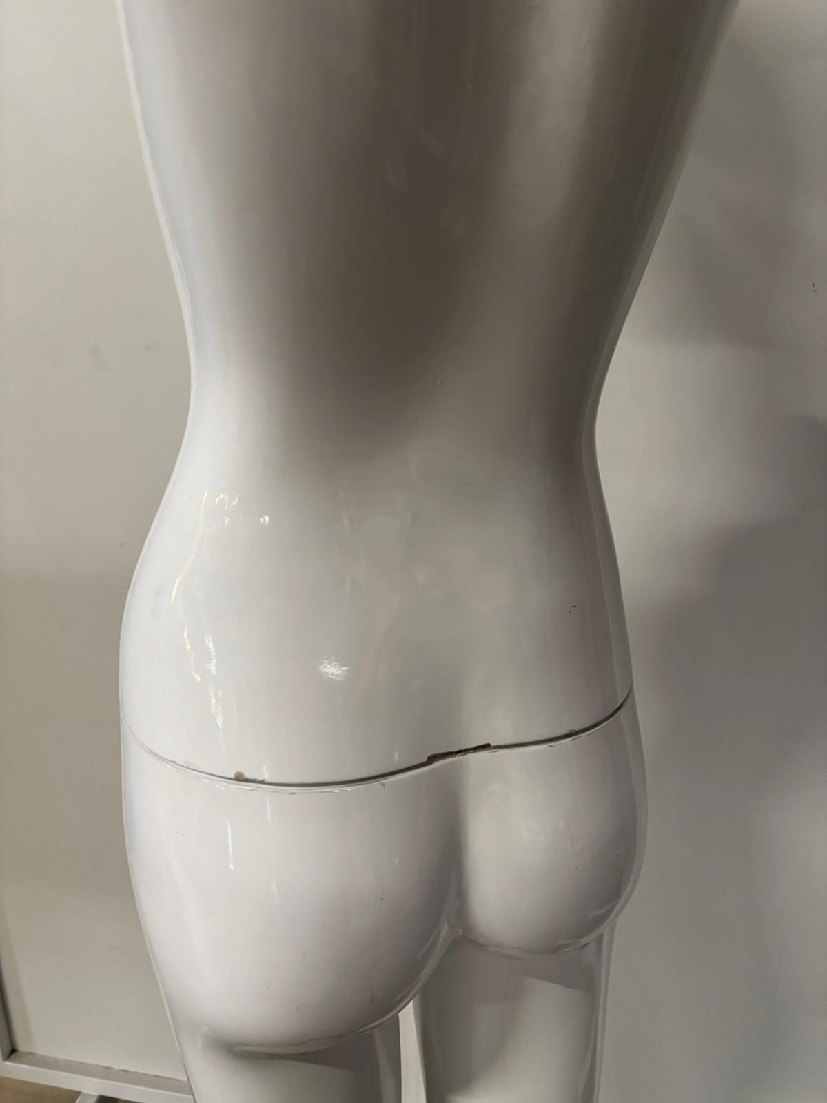 Mannequin femme sur socle – Fibre de verre blanc brillant – H 185 cm