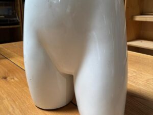 Fessier femme – Fibre de verre blanc brillant – H 40 cm