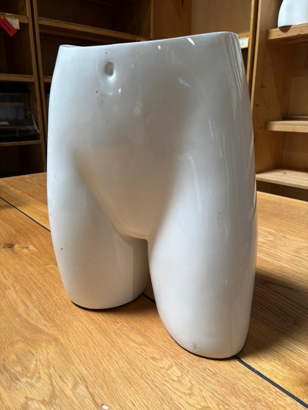 Fessier femme – Fibre de verre blanc brillant – H 40 cm