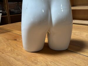 Fessier femme – Fibre de verre blanc brillant – H 40 cm
