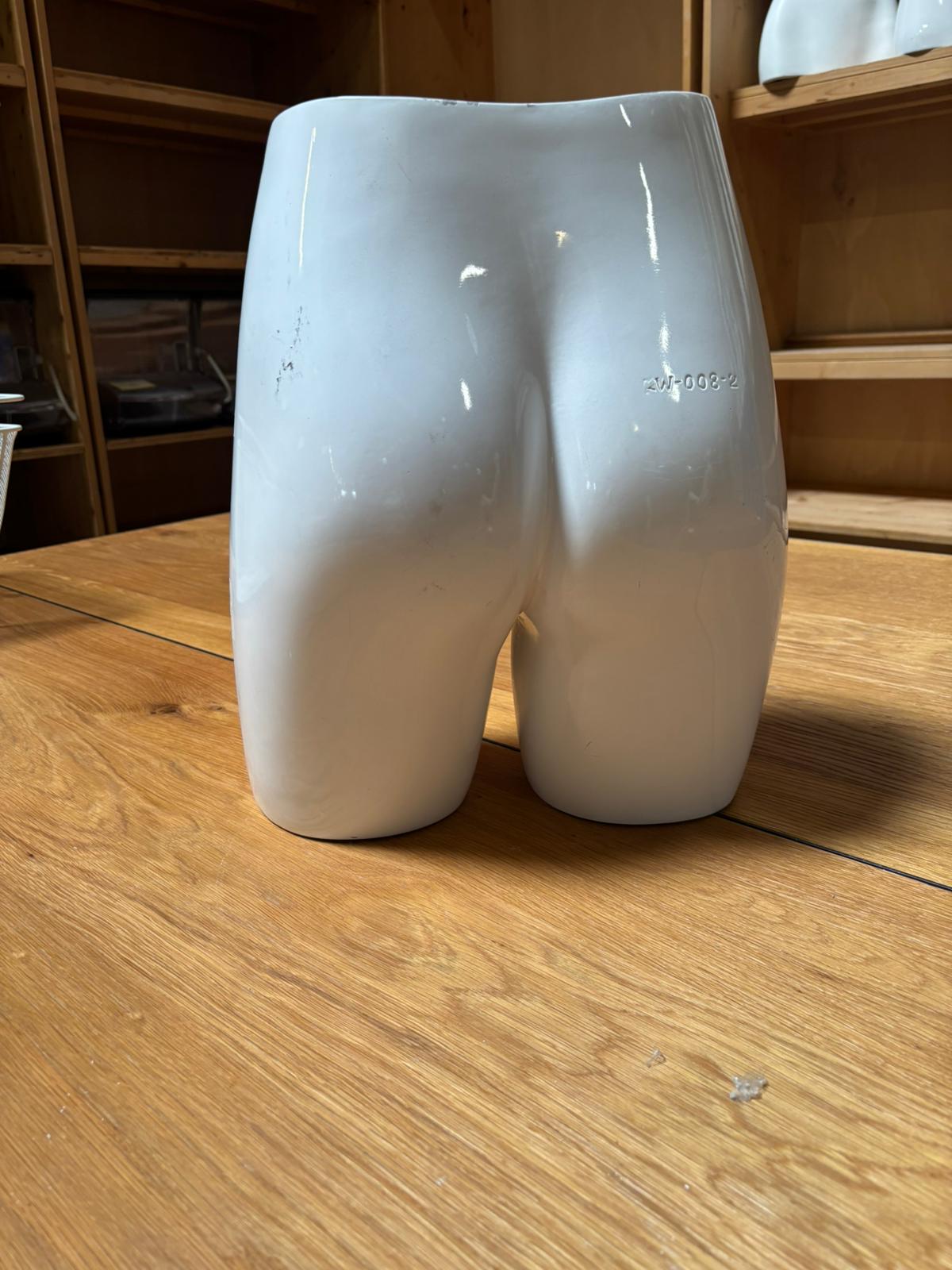 Fessier femme – Fibre de verre blanc brillant – H 40 cm