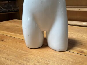 Fessier femme – Fibre de verre blanc brillant – H 40 cm