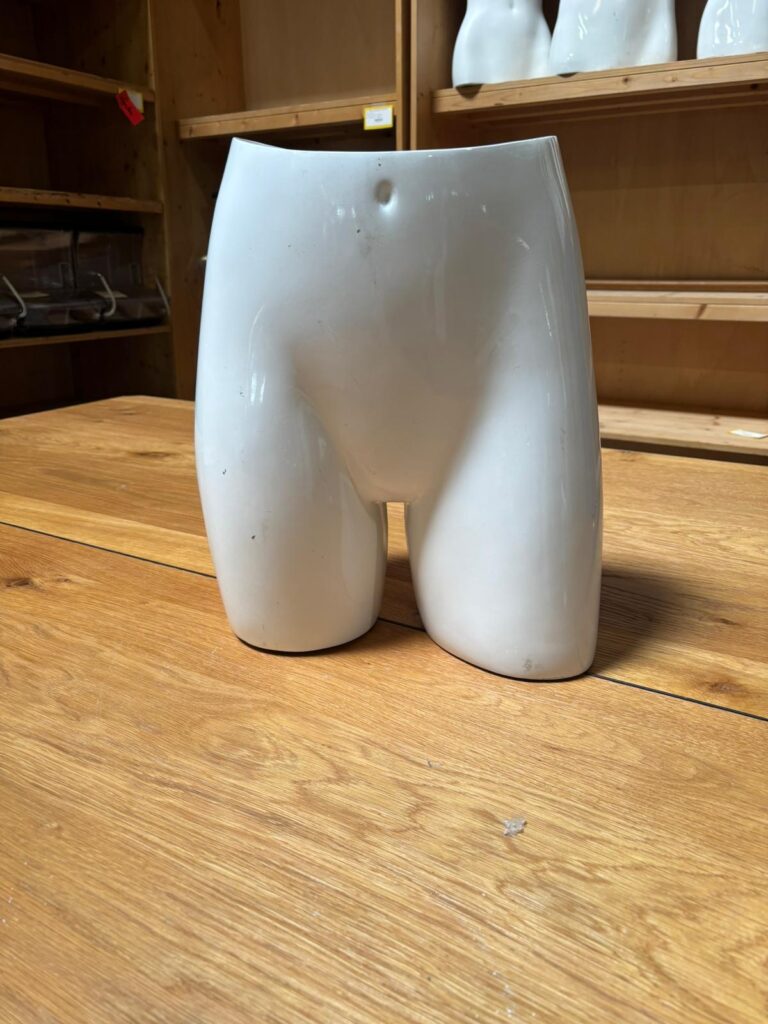 Fessier femme – Fibre de verre blanc brillant – H 40 cm