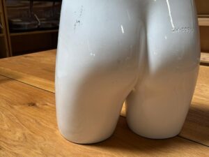 Fessier femme – Fibre de verre blanc brillant – H 40 cm