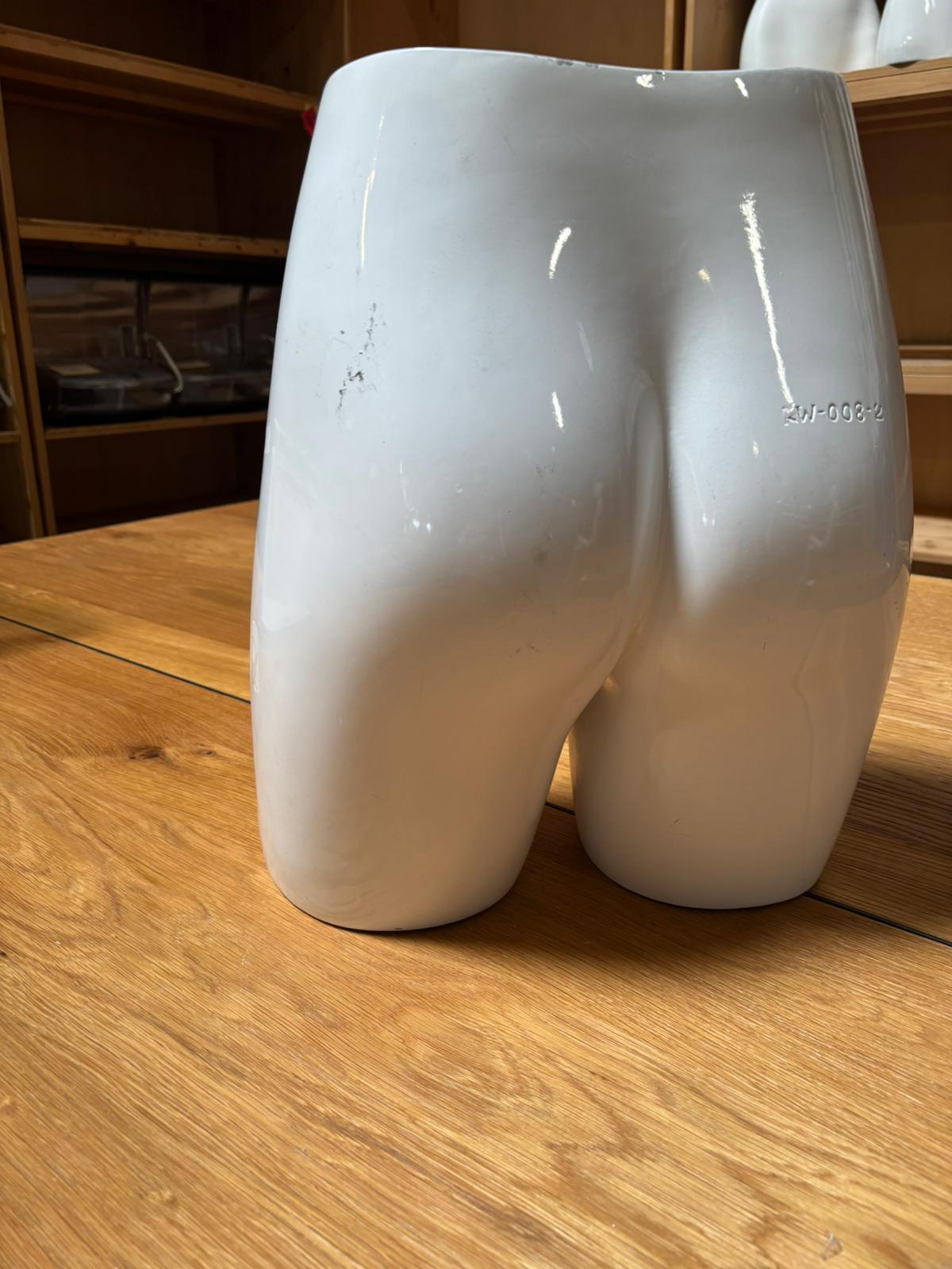 Fessier femme – Fibre de verre blanc brillant – H 40 cm