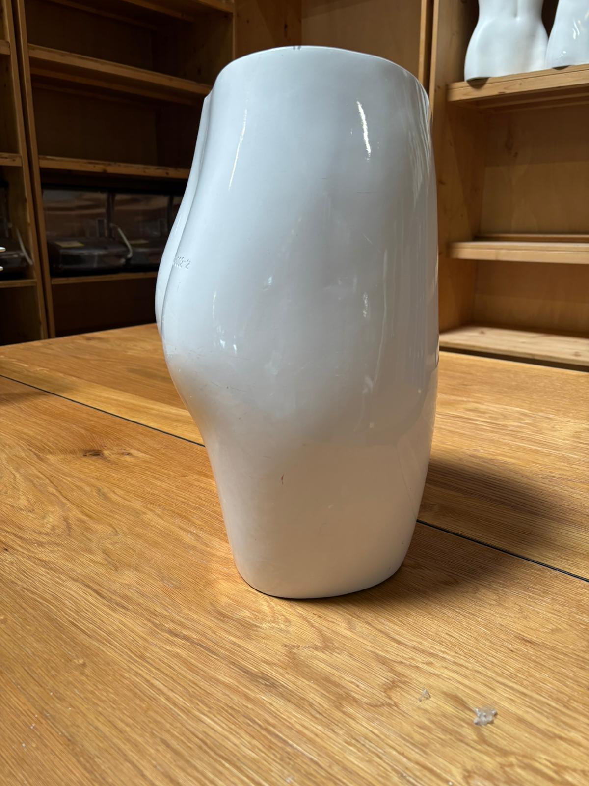 Fessier femme – Fibre de verre blanc brillant – H 40 cm