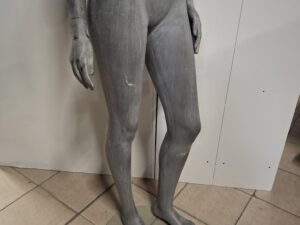 Mannequin femme complet sur socle – Fibre de verre gris aspect ardoise – H 174 cm