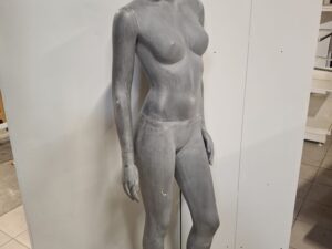 Mannequin femme complet sur socle – Fibre de verre gris aspect ardoise – H 174 cm