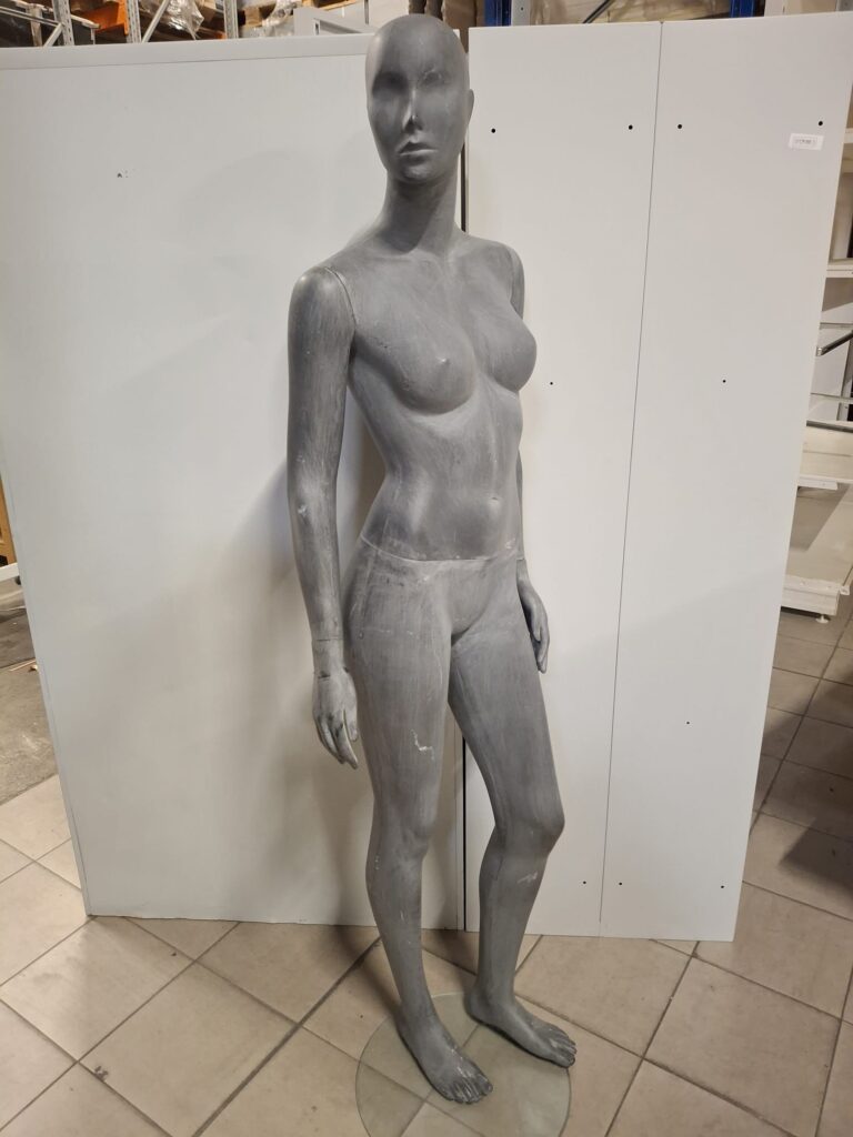 Mannequin femme complet sur socle – Fibre de verre gris aspect ardoise – H 174 cm