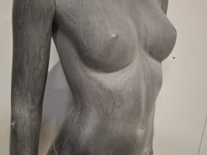 Mannequin femme complet sur socle – Fibre de verre gris aspect ardoise – H 174 cm