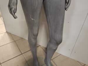 Mannequin femme complet sur socle – Fibre de verre gris aspect ardoise – H 174 cm