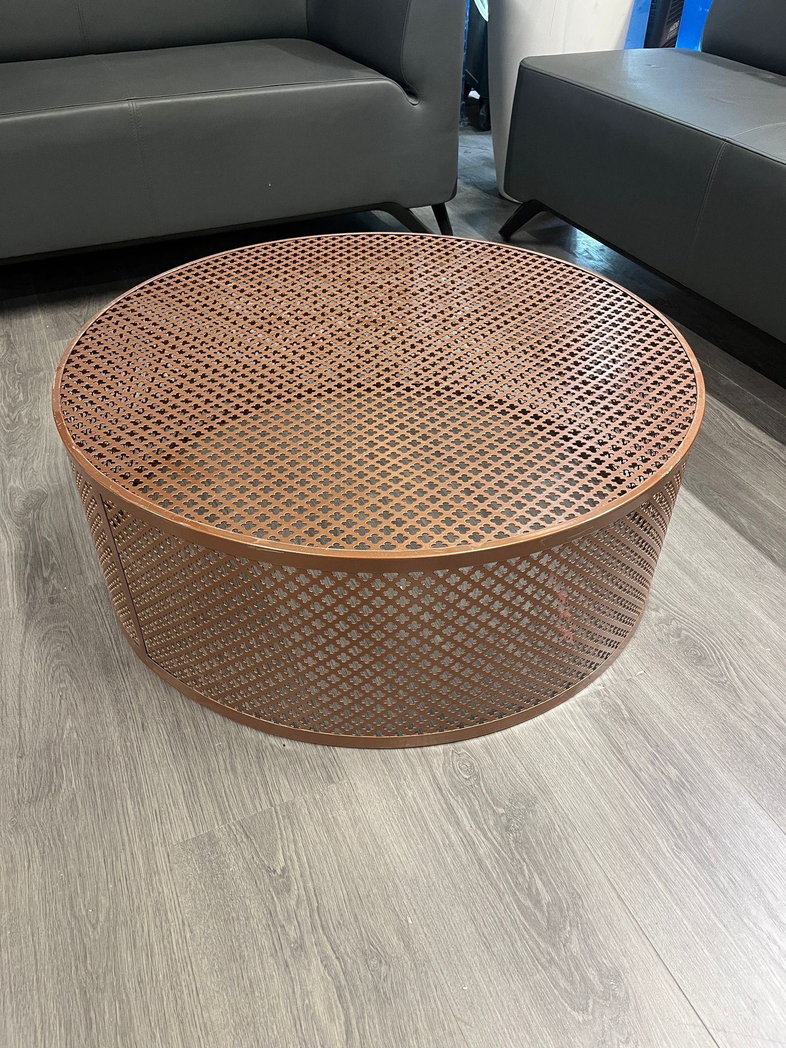 Table de présentation / podium métallique terracotta – Ø80 x H30 cm