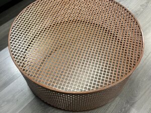 Table de présentation / podium métallique terracotta – Ø80 x H30 cm