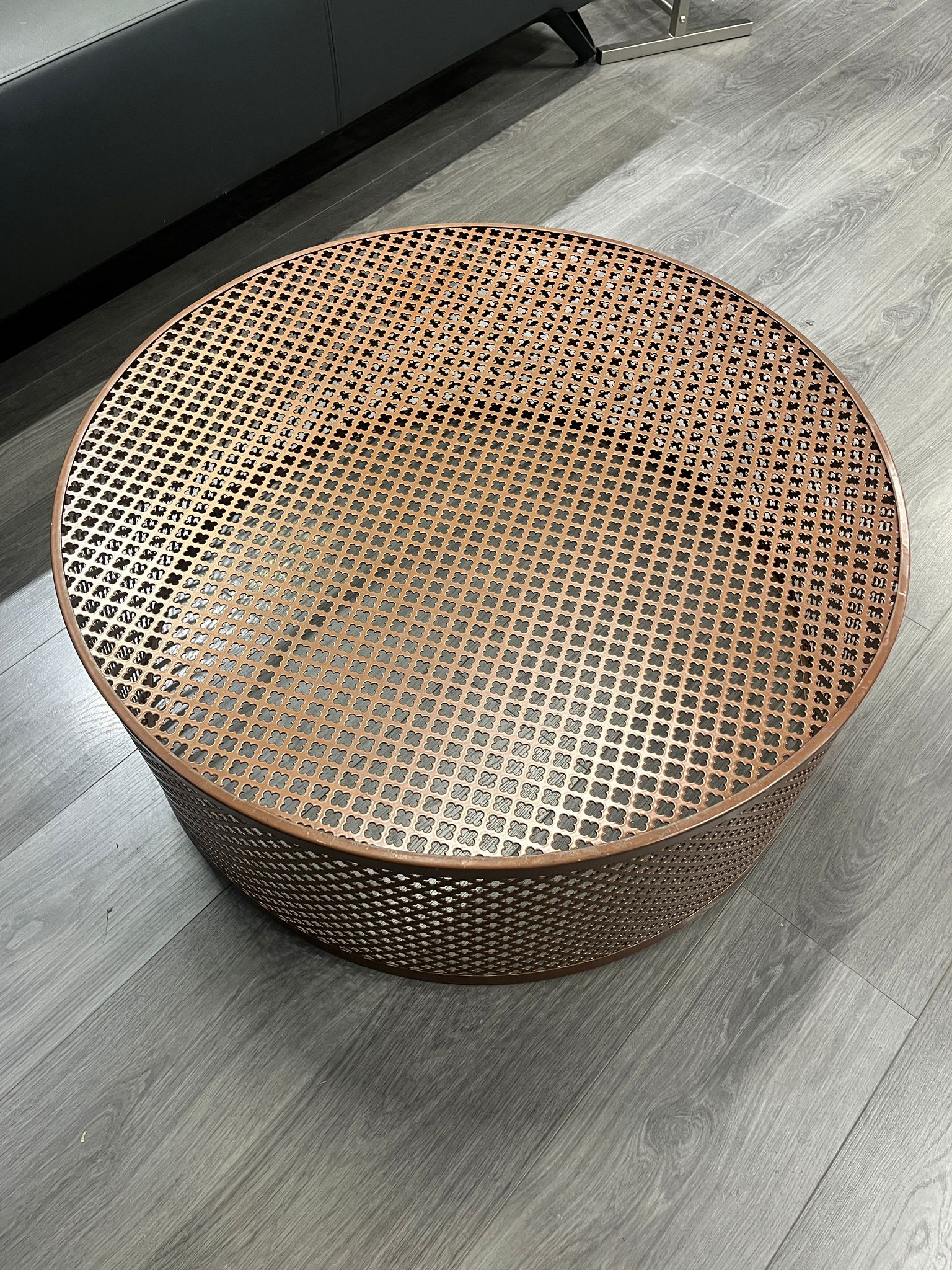 Table de présentation / podium métallique terracotta – Ø80 x H30 cm
