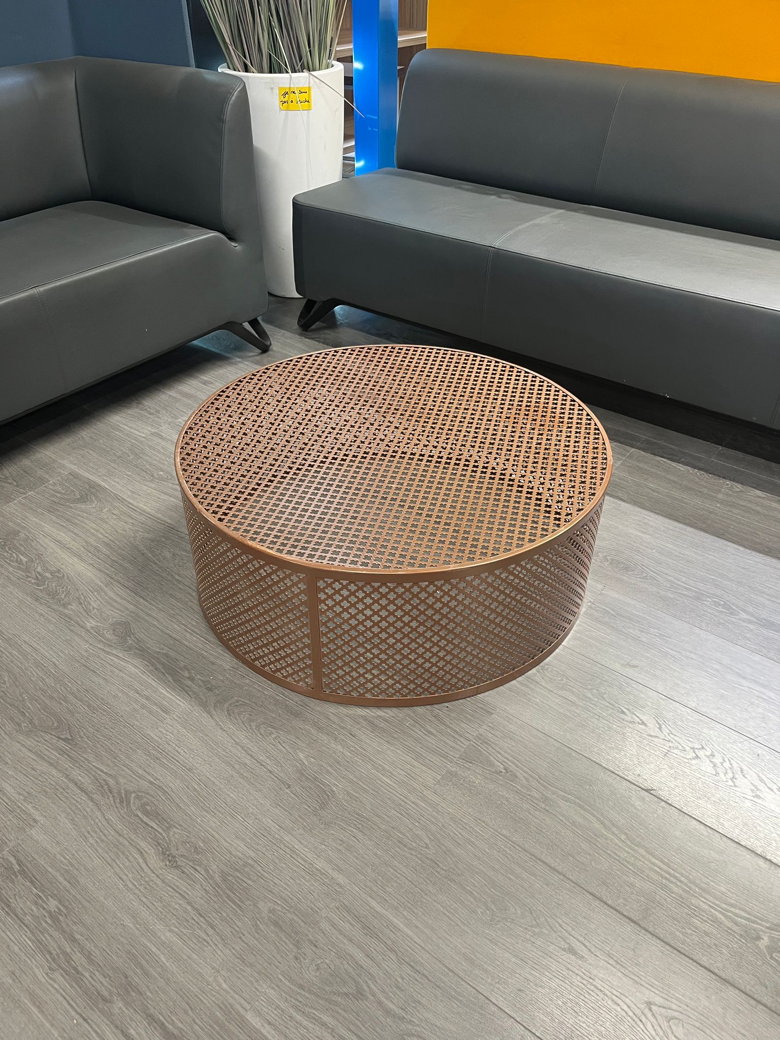 Table de présentation / podium métallique terracotta – Ø80 x H30 cm
