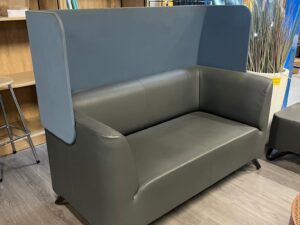 Fauteuil avec paroi acoustique amovible – Simili cuir gris et bleu – L153 x P80 x H123 cm