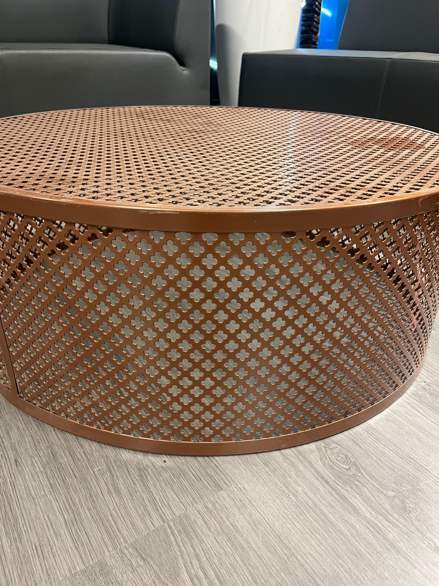 Table de présentation / podium métallique terracotta – Ø80 x H30 cm