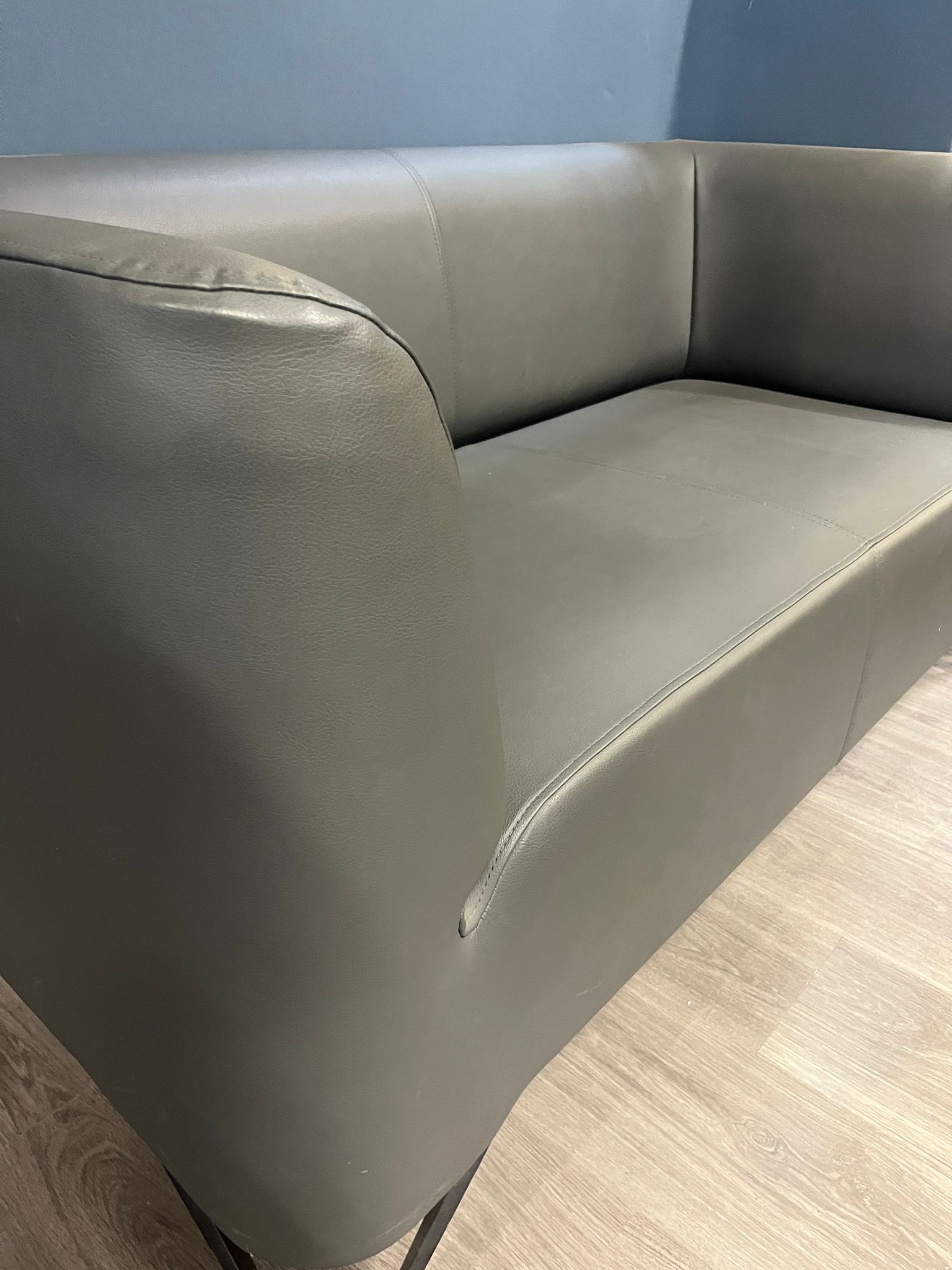 Fauteuil avec paroi acoustique amovible – Simili cuir gris et bleu – L153 x P80 x H123 cm