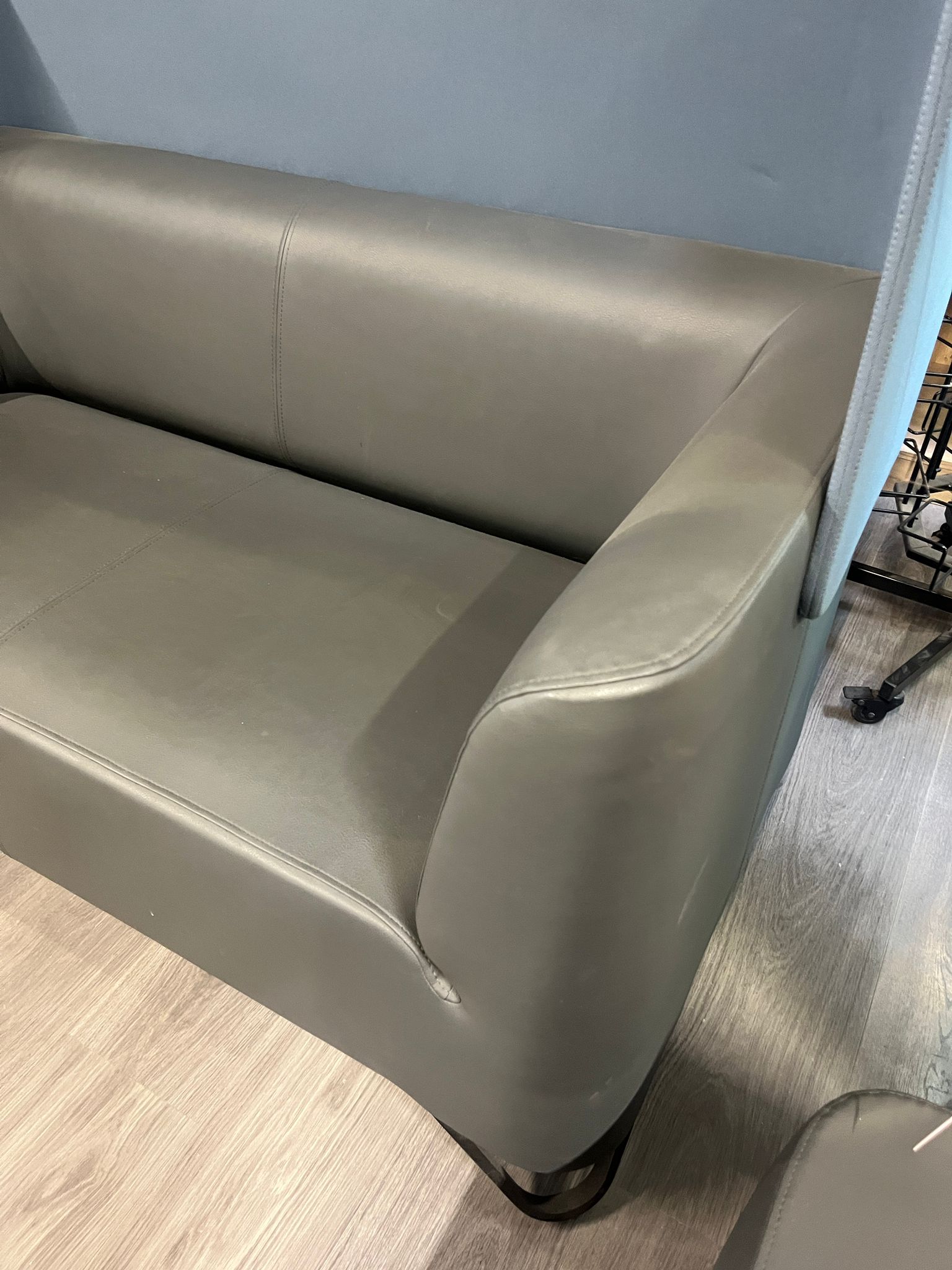 Fauteuil avec paroi acoustique amovible – Simili cuir gris et bleu – L153 x P80 x H123 cm