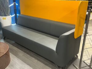 Fauteuil avec paroi acoustique amovible – Simili cuir gris et orange – L230 x P80 x H123 cm