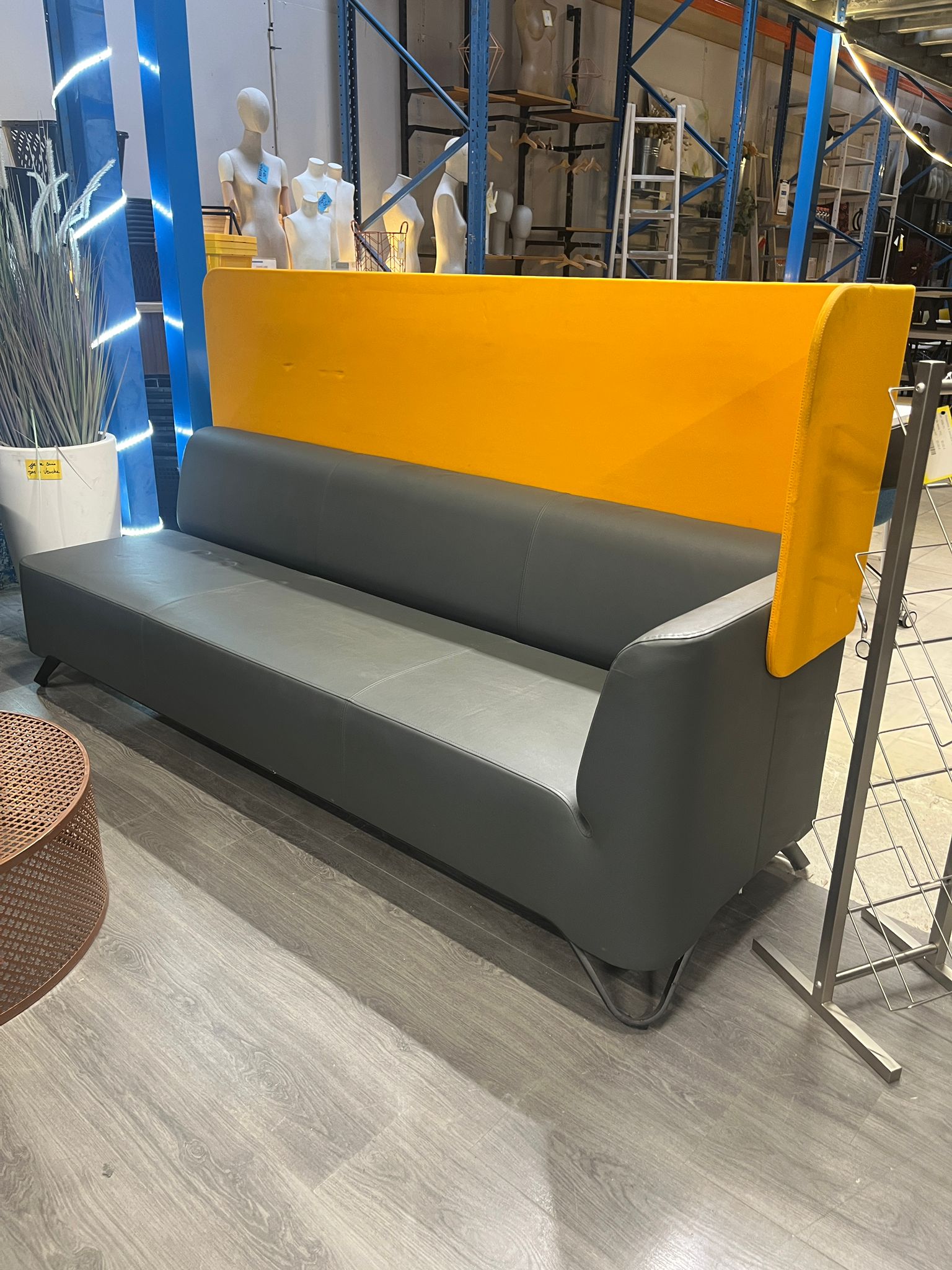 Fauteuil avec paroi acoustique amovible – Simili cuir gris et orange – L230 x P80 x H123 cm