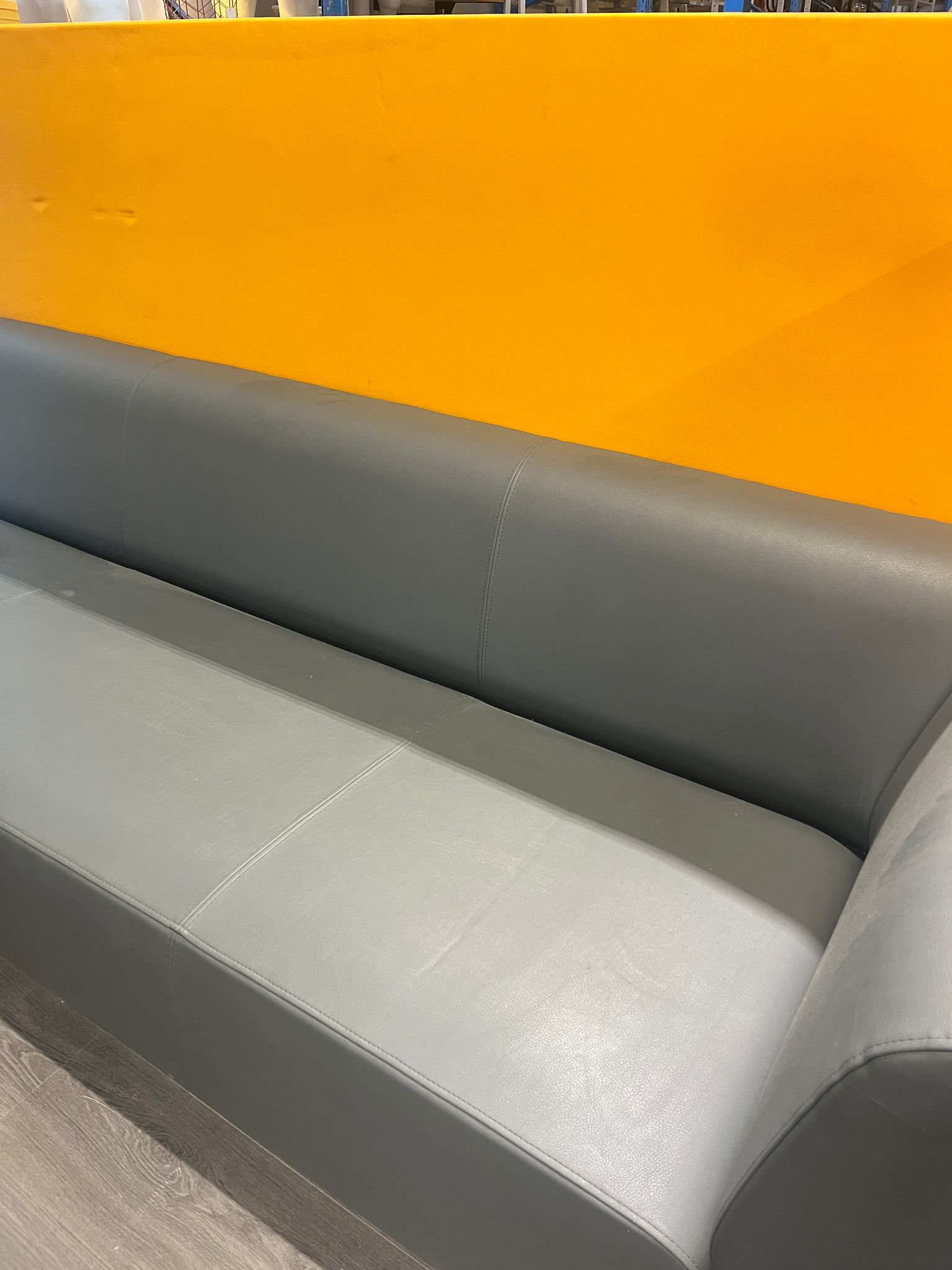 Fauteuil avec paroi acoustique amovible – Simili cuir gris et orange – L230 x P80 x H123 cm