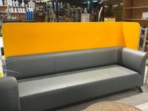 Fauteuil avec paroi acoustique amovible – Simili cuir gris et orange – L230 x P80 x H123 cm