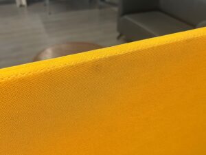 Fauteuil avec paroi acoustique amovible – Simili cuir gris et orange – L230 x P80 x H123 cm