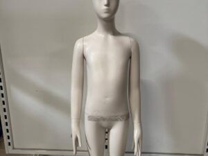 Mannequin adolescent complet sur socle – Fibre de verre – Beige mat – H130 cm