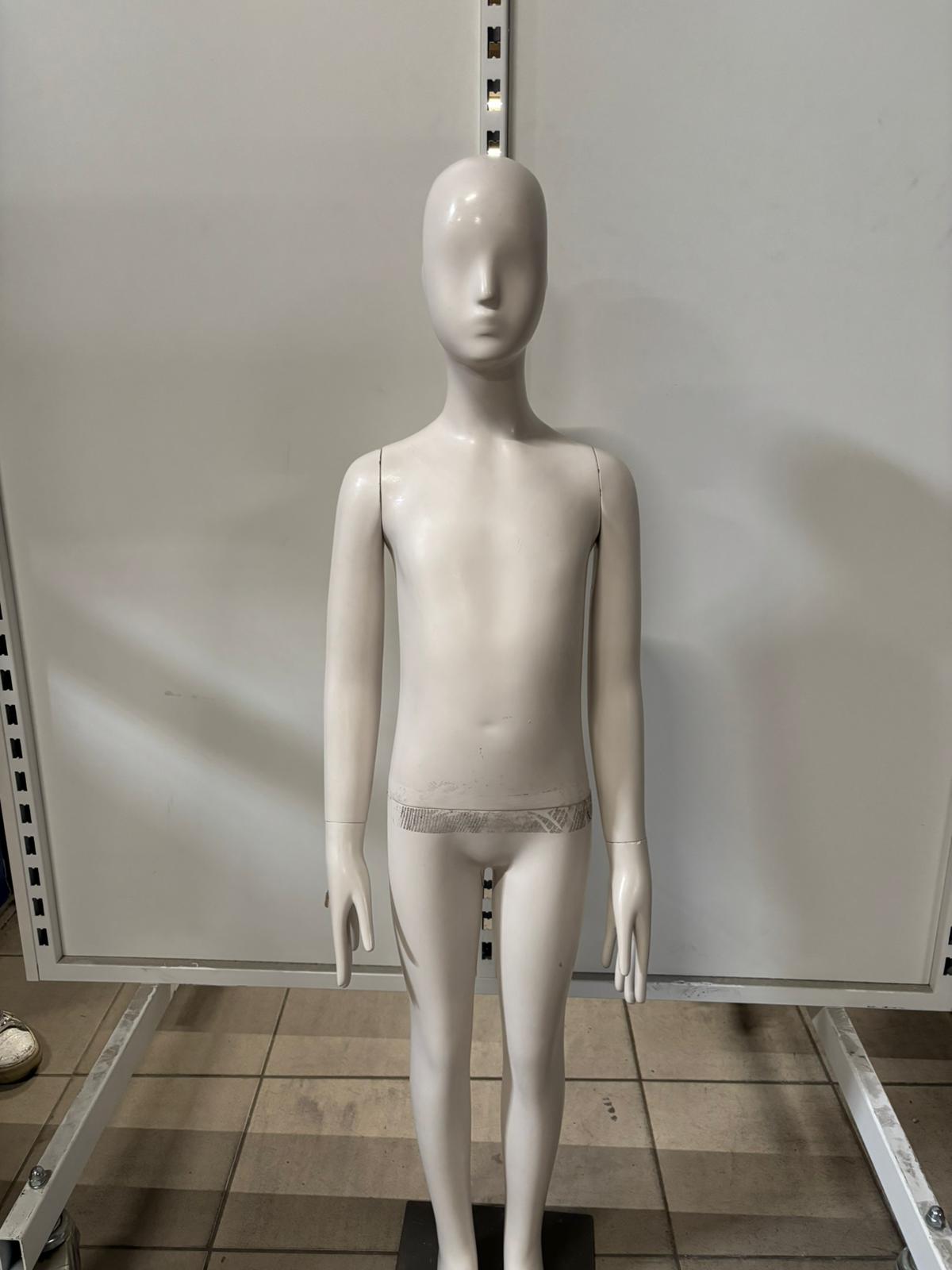 Mannequin adolescent complet sur socle – Fibre de verre – Beige mat – H130 cm