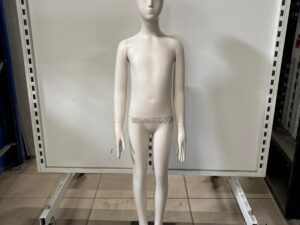 Mannequin adolescent complet sur socle – Fibre de verre – Beige mat – H130 cm