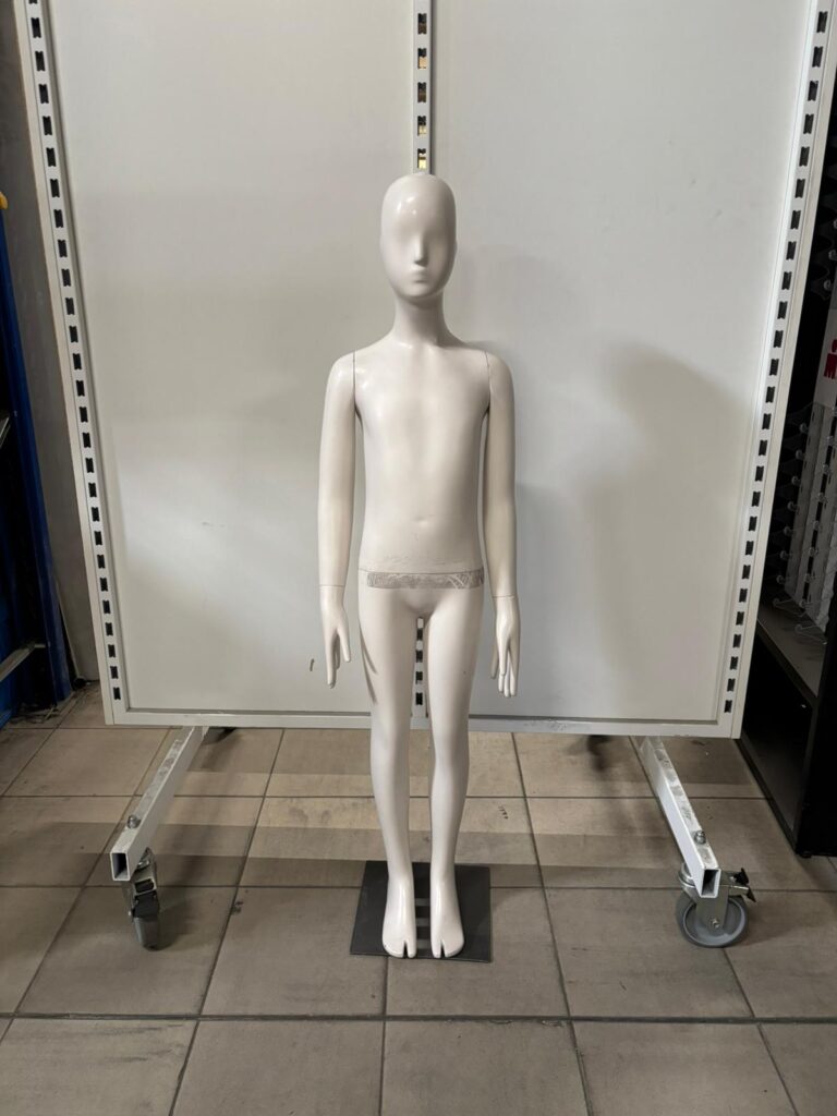 Mannequin adolescent complet sur socle – Fibre de verre – Beige mat – H130 cm