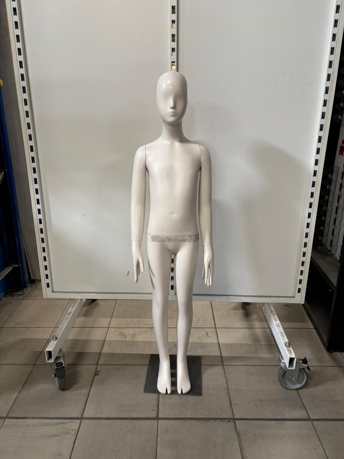 Mannequin adolescent complet sur socle – Fibre de verre – Beige mat – H130 cm