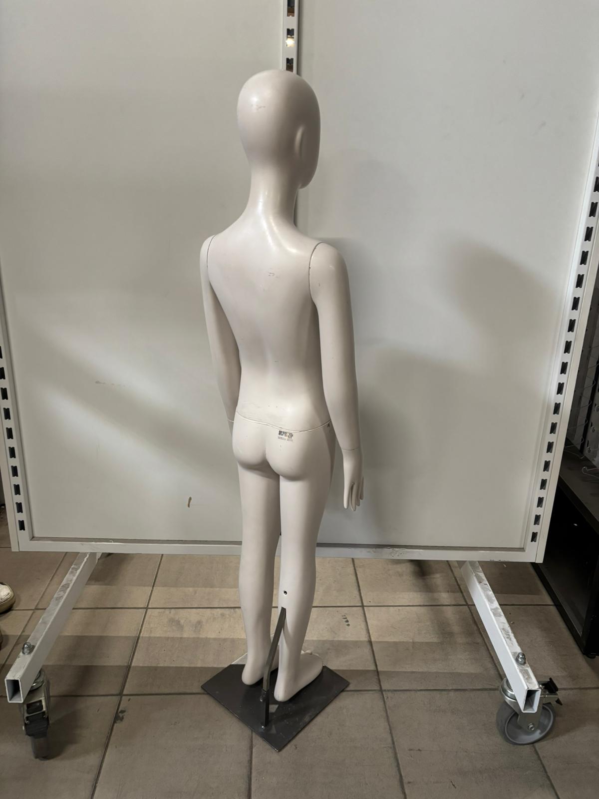 Mannequin adolescent complet sur socle – Fibre de verre – Beige mat – H130 cm